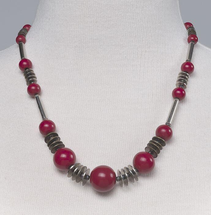 Damesketting met houten en metalen kralen