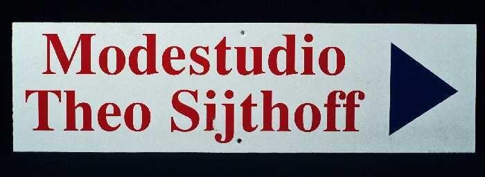 Wit houten bord met in rode letters: "Modestudio Theo Sijthoff"