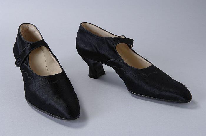 Zwart satijnen hakschoenen met decoratieve naad op de voorvoet, diabolohak