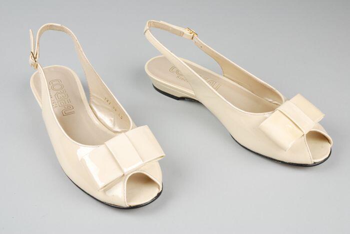 Paar damesschoenen, beige, lage hak, slingback, "Corbeau"