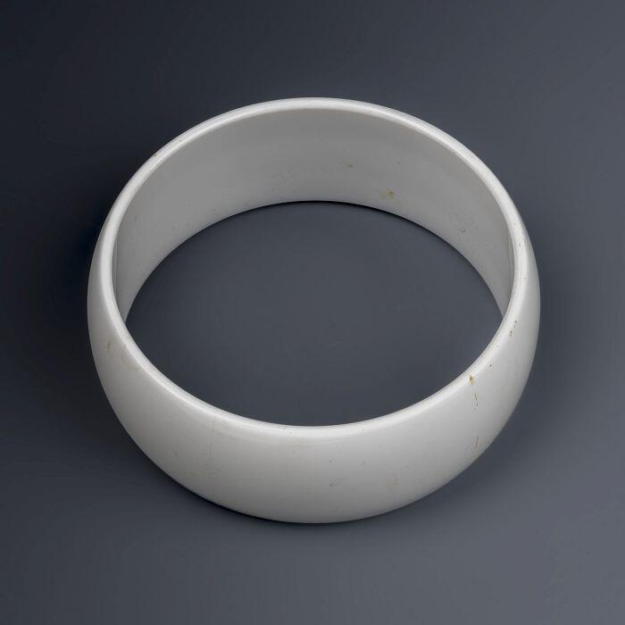 Brede witte kunststofarmband