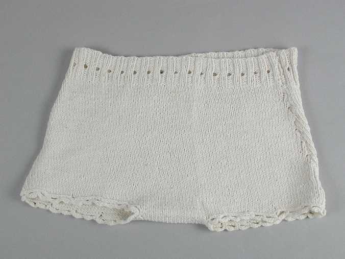 Kinderonderbroek of luierbroek gebreid van wit katoenin tricotsteek