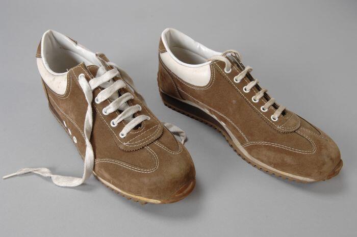 Lichtbruine heren sportschoen van imitatie-suède met witte details en stiksels, model…