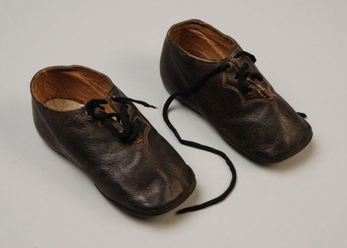 Donkerbruine leren babyschoenen, veterschoenen met sierstiksel langs de veters, lichtbruine voering