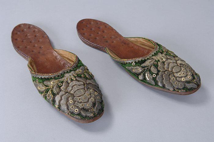 Leren slippers met groen fluweel waarop goudbrokaat en gouden pailletten