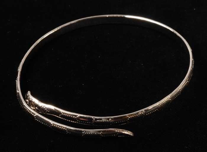 Armband, spiraalarmband van goudkleurig metaal in de vorm van een slang, kapper Van Vliet