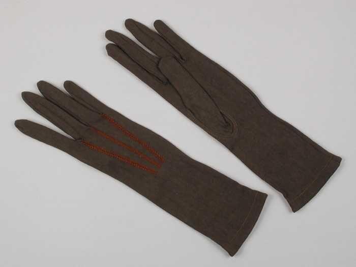 Paar korte dameshandschoenen van donker groenbruin tricot-achtig weefsel met bruine siernaden op de…