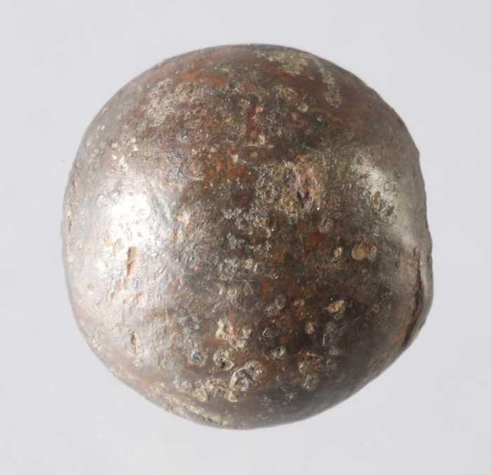 Metalen knoop, halfrond en onversierd