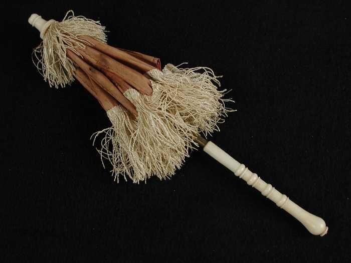 Miniatuur parasol met bekleding van roze zijde crèmekleurige franje, ivoren handvat