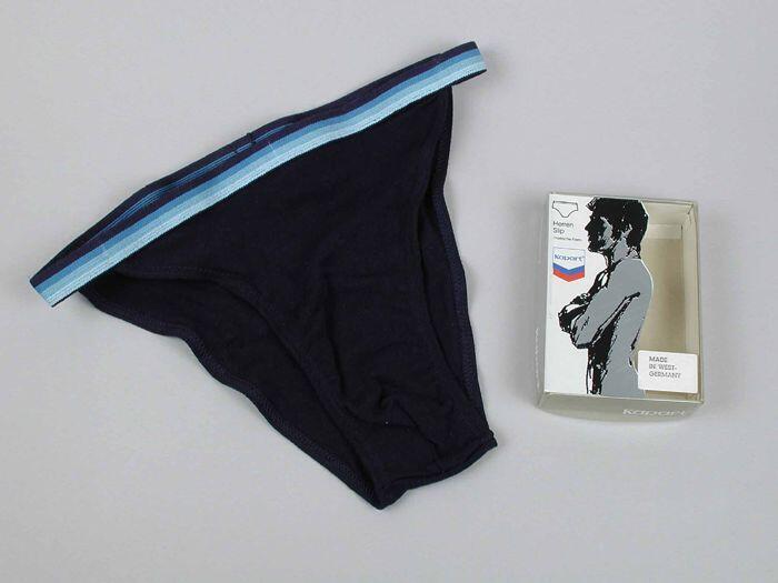 Tangaslip of heupslip (1) van donkerblauw tricotkatoen met elastieke tailleband in vier tinen blauw…