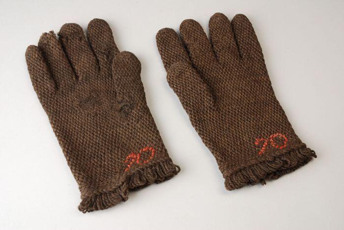 Paar handschoenen van donkerbruine wol grof gebreid, gestopt en gemerkt "70", uniformonderdeel…