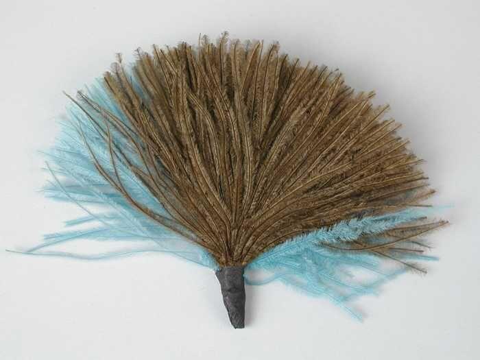Veren hoedendecoratie of corsage, toefje maraboe'haren' donkerbruin en turquoise