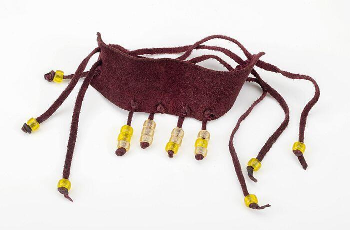 Armband van auberginekleurige suède met garnering van gele transparante kralen