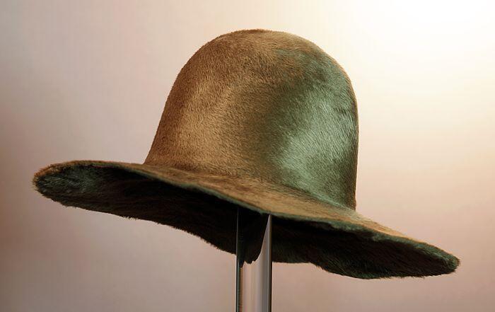 Kamelkleurige cloche, halffabrikaat