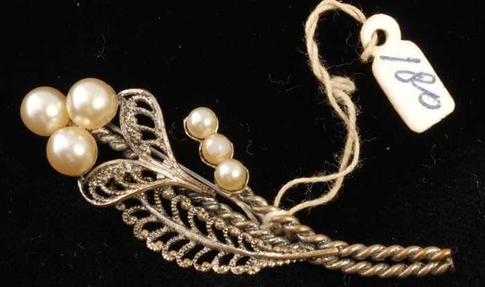 Broche, takje van zilverkleurig filigrein metaal met bloemetjes van imitatiepareltjes, kapper Van…