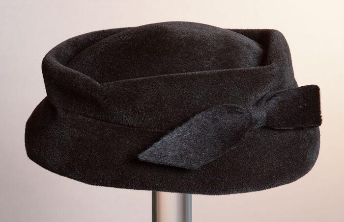 Dameshoed, klein rond model, bruin vilt met strik van vilt