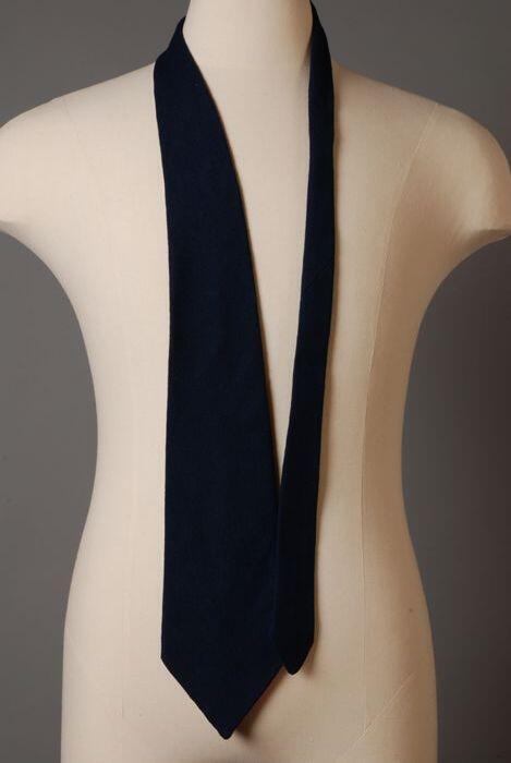 Stropdas van donkerblauw wollen tricot, rode kunstzijde tegenvoering, "St. George"
