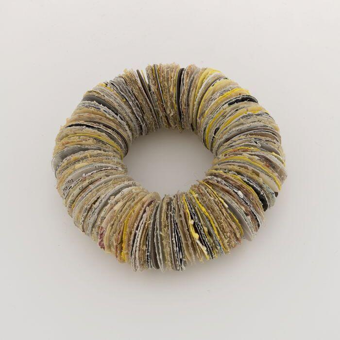 Armband van schijfjes papier en kunststof