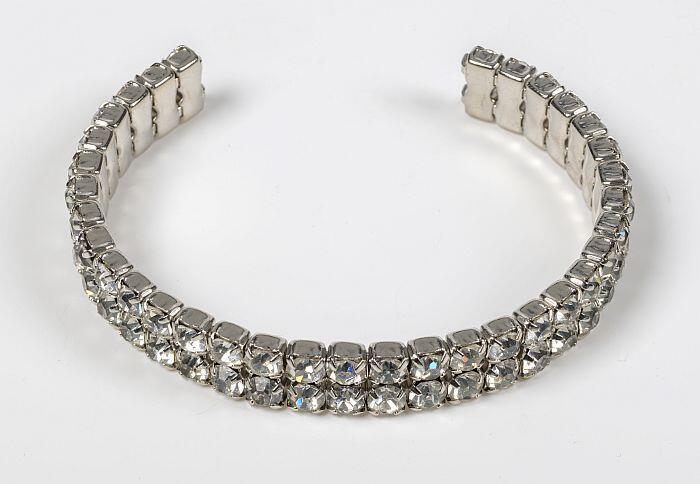 Armband geheel bezet met strass-steentjes