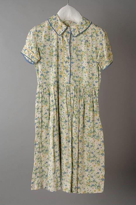 Gebloemde meisjesjurk met korte mouwtjes, geel en blauw, "JUDY fabrics"