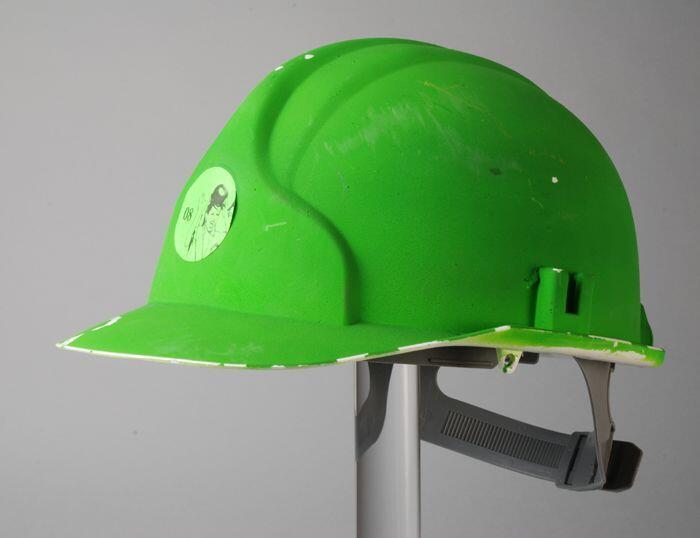 De ridder van het geheugen, kostuum event 8, groene bouwhelm
