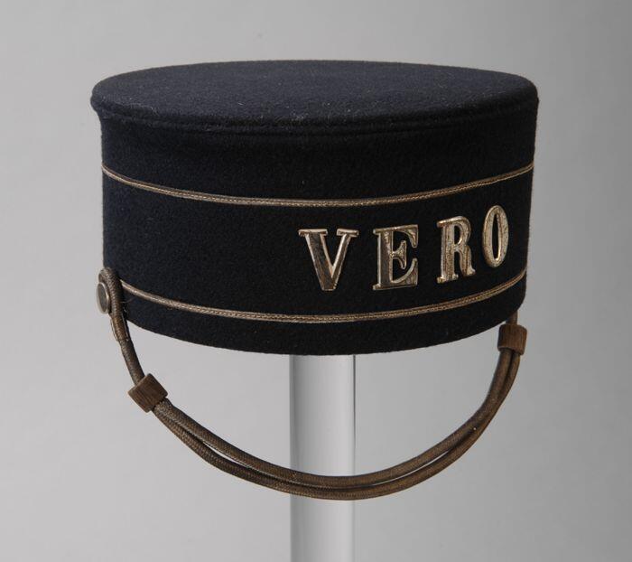 Zwarte herenpet, type piccolo, met voorop "VERO"