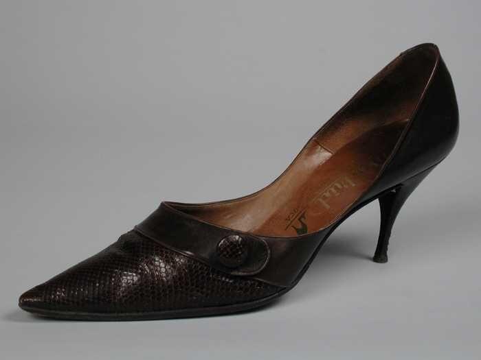 Bruine reptielenleren pumps met zeer spitse neus en dunne naaldhak