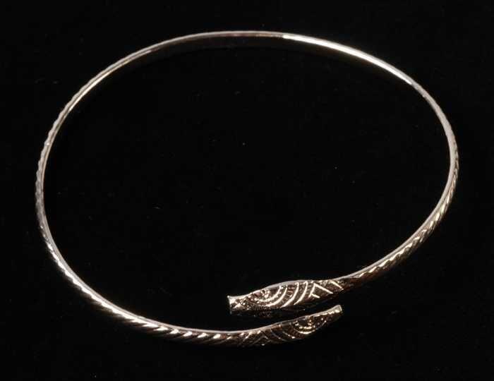 Armband, spiraalarmband van goudkleurig metaal in de vorm van een slang met aan ieder een eind een…