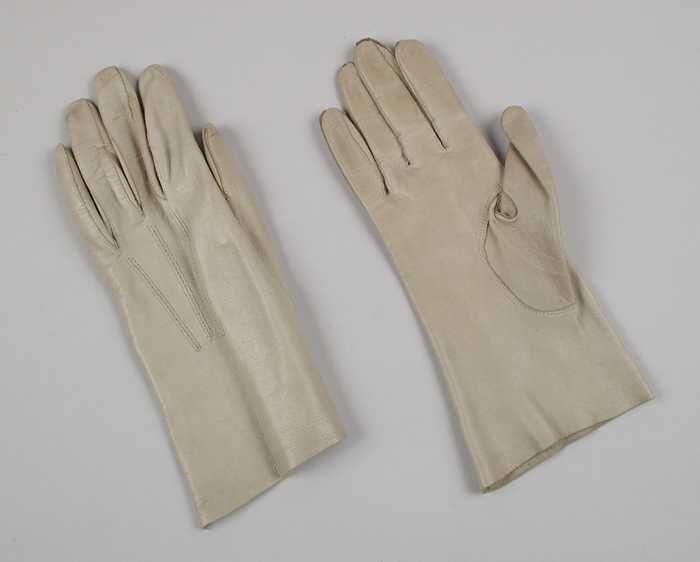 Paar handschoenen van lichtgrijs soepel grijs glacé leer
