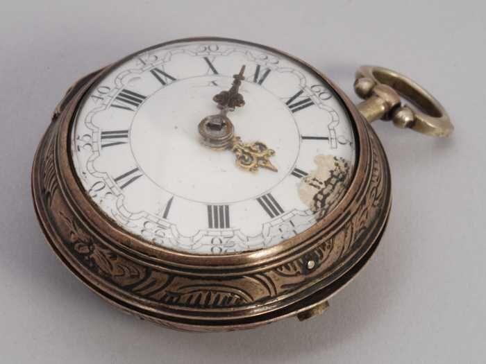 Zakhorloge met email wijzerplaat met hierin datumkalender met maangezichten en gouden wijzers