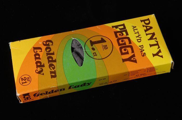 Dunne panty van grijs nylonin de originele verpakking, "PANTY ALTIJD PAS PEGGY"