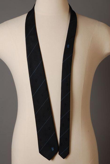 Donkerblauwe stropdas, zelfbinder, met lichtblauwe diagonaal streep en bedrijfslogo Jaarbeurs…