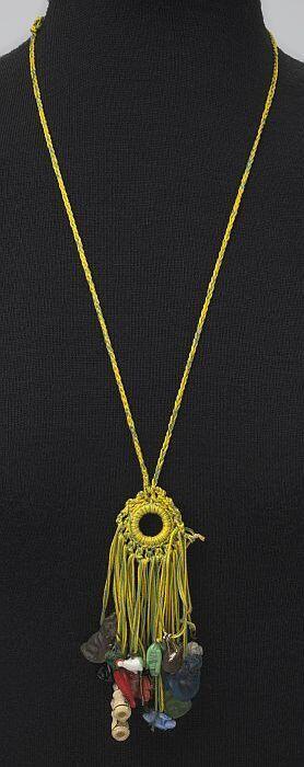 Gehaakte ketting met achttien bedeltjes
