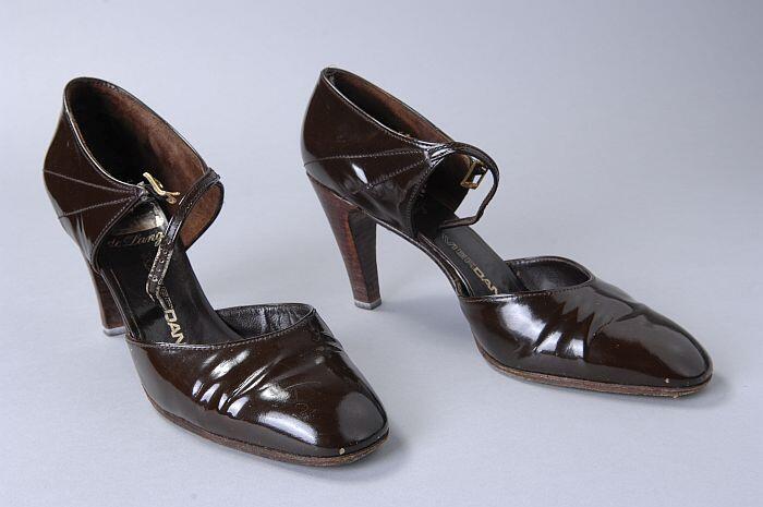 Donkerbruine lakleren open hakschoenen met dichte neus en hiel, enkelbandje met gespsluiting,…