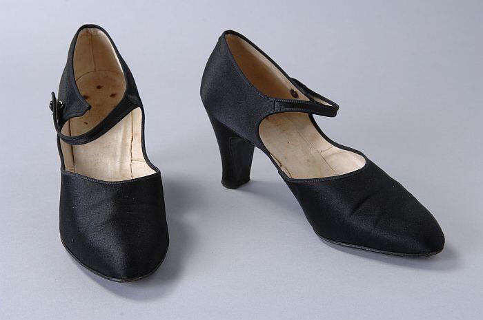 Zwarte satijnen avondschoenen met louishakje en wreefbandje met knoopsluiting, iets bolle spitse…