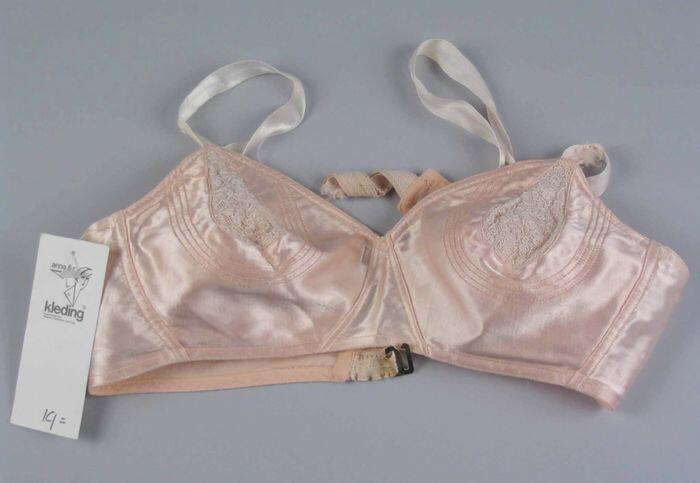 Bustehouder van roze satijn met druppelvormige inzet in de cups van roze kant met sierstiksels,…