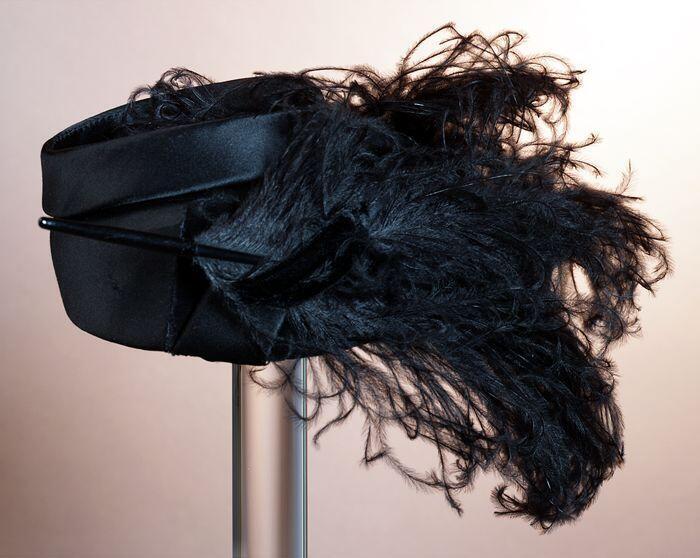 Zwarte satijnen toque met fluweel en struisvogelveer