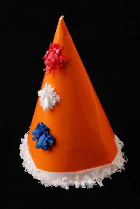 Oranje feestmuts met conisch model van oranje karton met op voorzijderood, wit en blauw bolletje