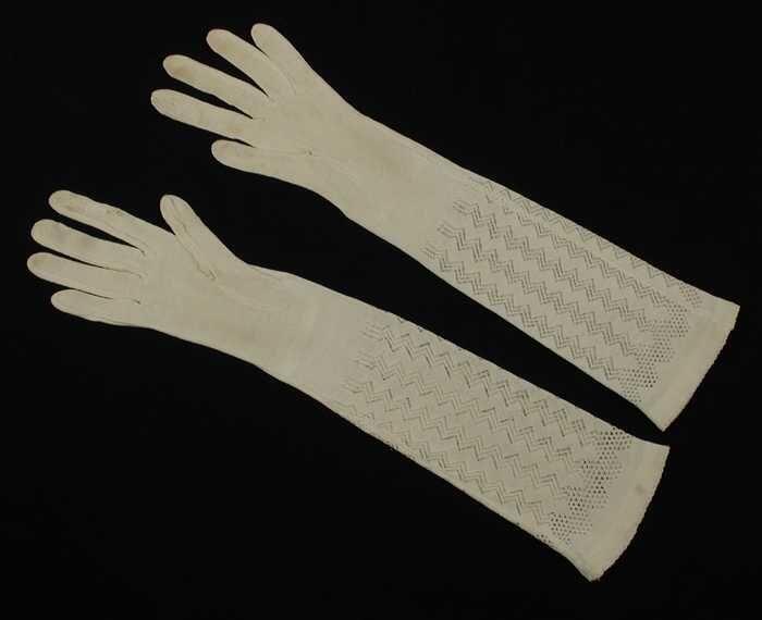 Paar ellebooglange dameshandschoenen van crèmekleurig katoenin machinaal ajourbreisel