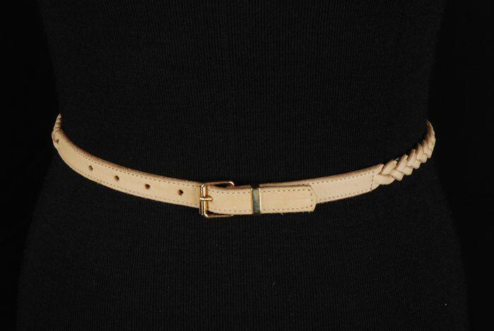 Smalle ceintuur van beige gevlochten leer met goudkleurige metalen gesp