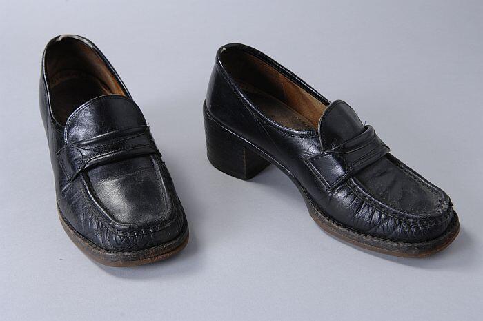 Zwarte leren mocassins met leren blokhak en band over de klep