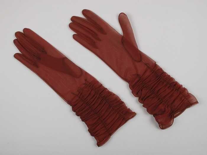 Paar ellebooglange avondhandschoenen van donkerrode gaas-achtige stof met gerimpelde entree