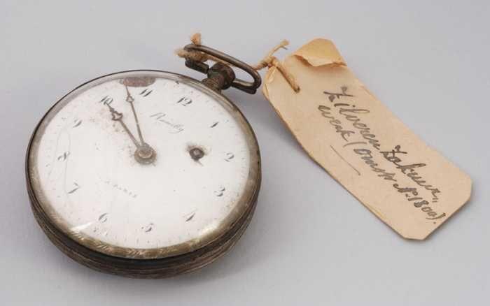 Zakhorloge met wit-emaille wijzerplaat en gouden wijzers in eenvoudige vaste kast