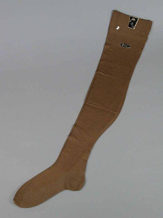 Paar chocoladebruine lange kousen van tricot rayon met naad achter, versterkte voet, "FBW"