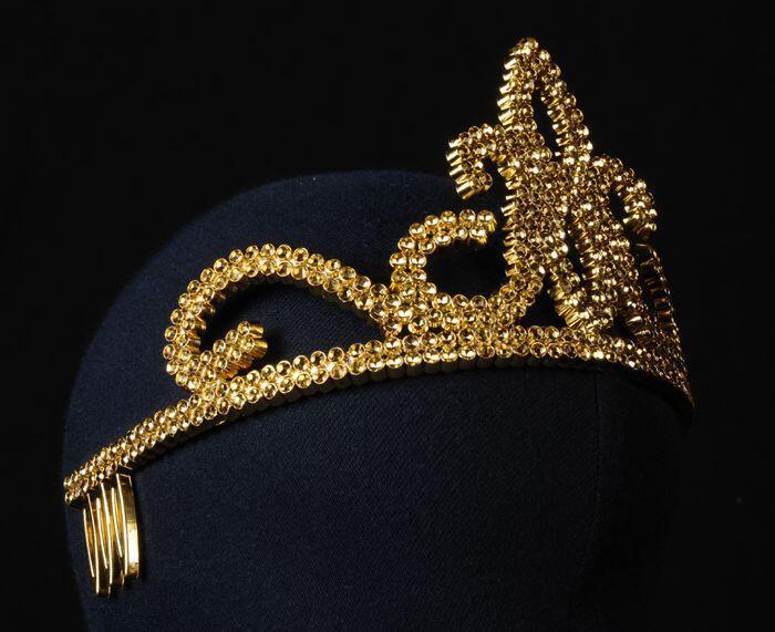 Goudkleurige tiara bij gele prinsessenjapon (A)