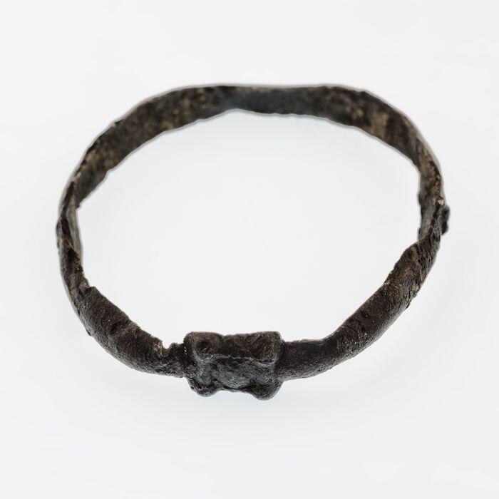 tinen ring met kleine pseudosteen
