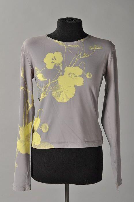 Grijs shirt met lange mouw en opdruk lichtgele bloemen op linkermouw en voorzijdelinks, "Mansharey"
