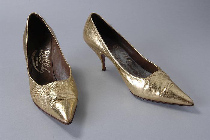 Goudkleurige leren pumps met zeer spitse neus en dunne naaldhak