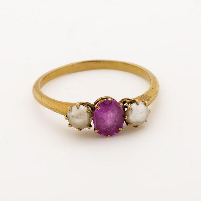 Gouden ring met parels en robijn