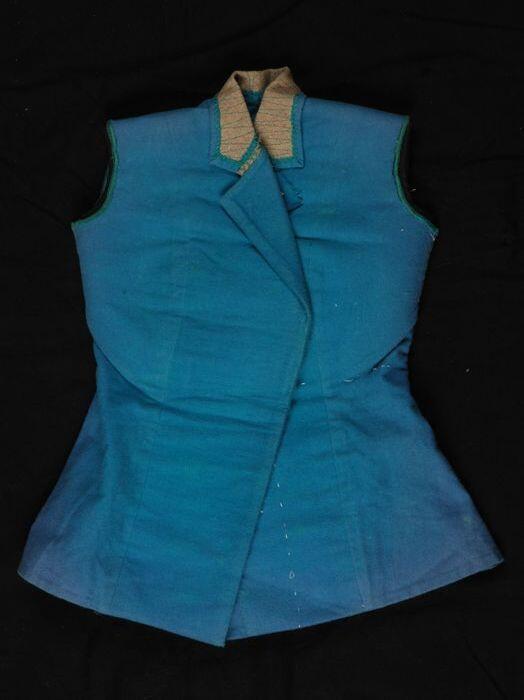 Naaiproef, schaalmodel van een jas van blauw flanel met revers en beleg, niet voltooid
